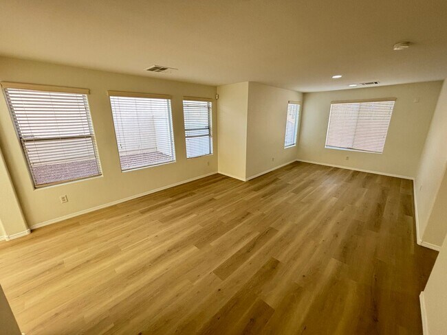 Building Photo - Gorgeous 3bed/1bath w/ 2 Car Garage locate...