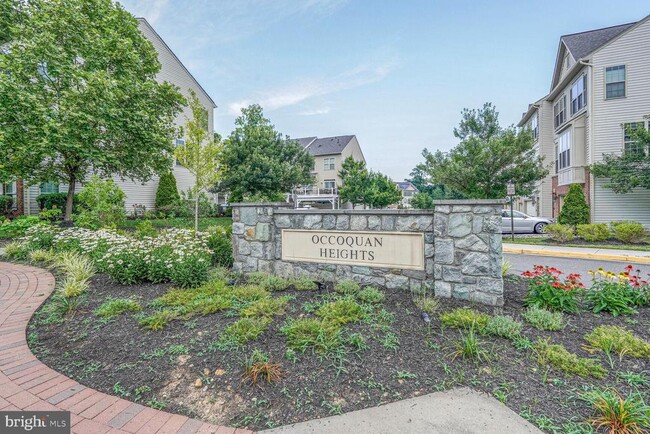 Building Photo - 102 Vista Knoll Dr