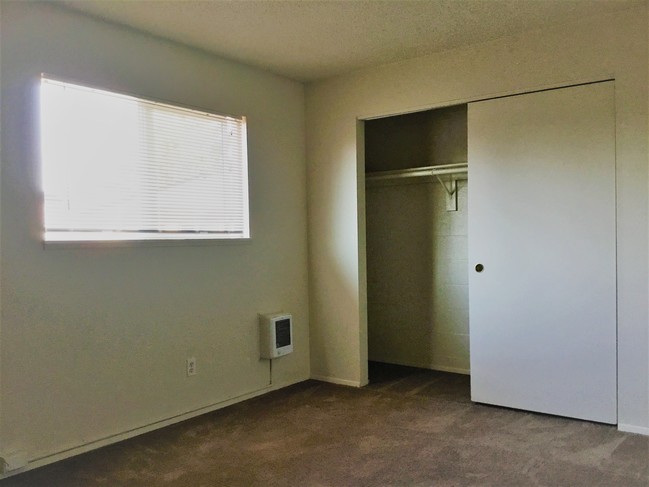 1 BED 1 BATH: BEDROOM - Evergreen Park