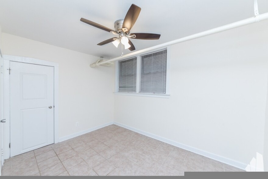 Building Photo - 4951 N Oakley Ave