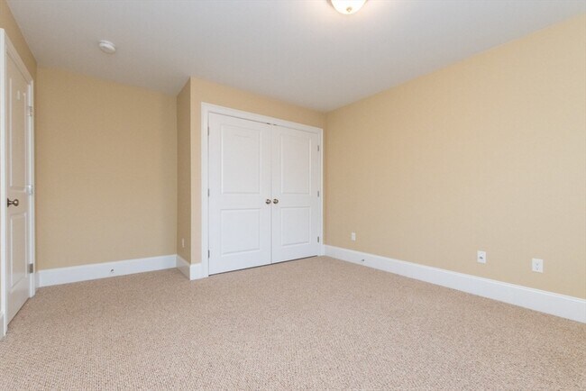 Building Photo - 15 Hialeah Ln