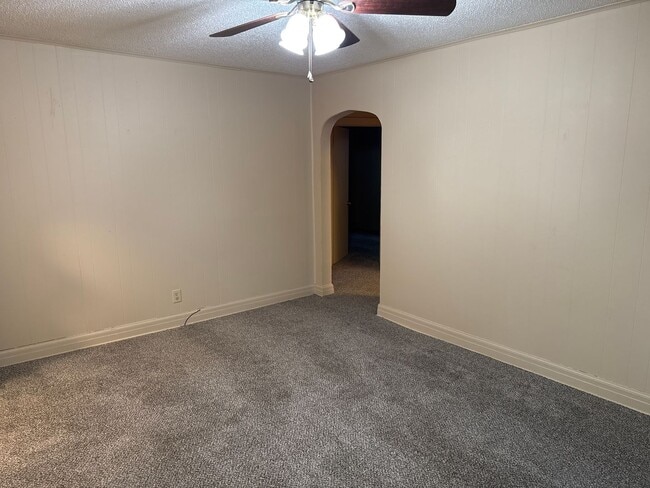 Building Photo - 2 Bedroom 1 Bath Bungalow $795! Central He...
