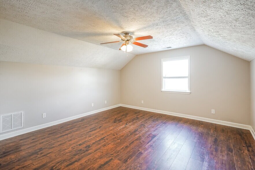 Building Photo - 1632 Beaconcrest Cir