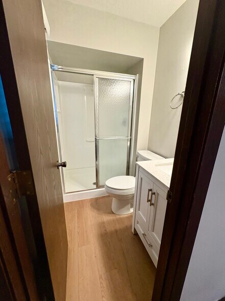 En suite primary bathroom - 3885 Tam O Shanter Dr N