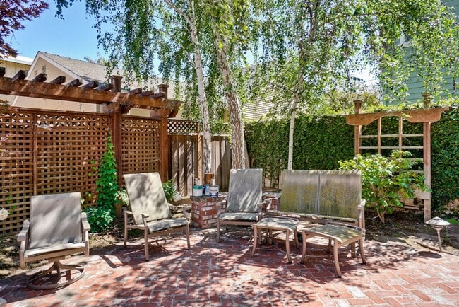Building Photo - Stunning two-story spacious home on tranquil tree-lined street.