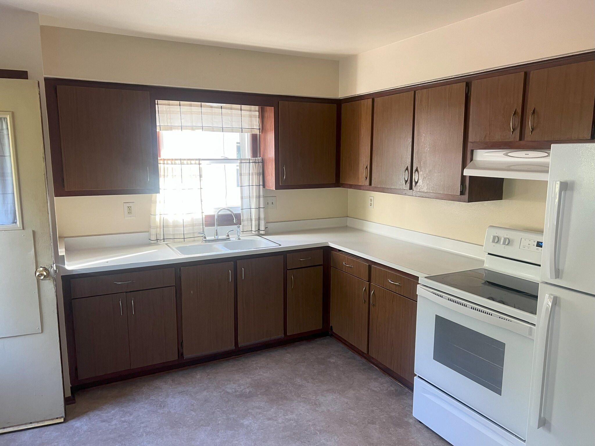 Kitchen - 5830 S Indiana Ave