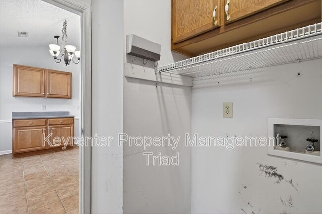 Building Photo - 10 Manor Ridge Ct