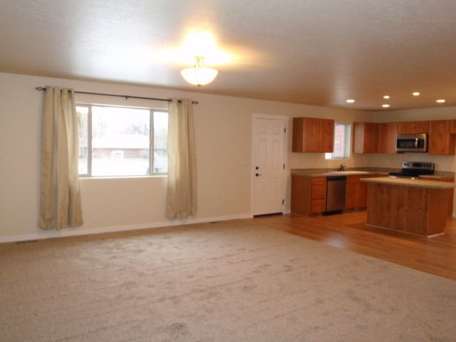 Building Photo - Half month free with a six month lease