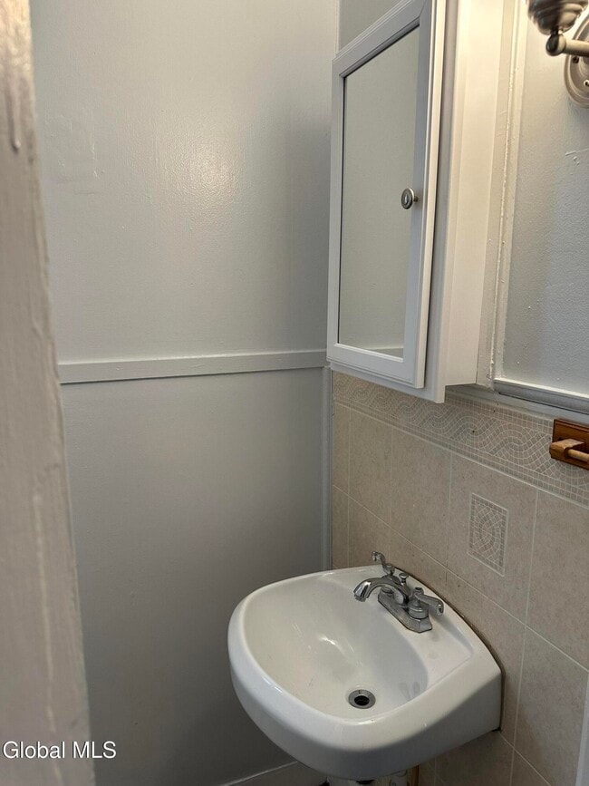 Building Photo - 1213 State St