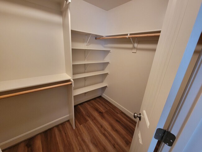 Building Photo - 9318 N Robinhood Ave