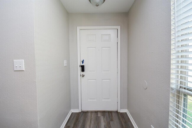 Building Photo - 946 Oak Falls Dr