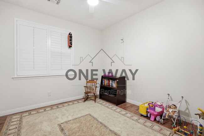 Building Photo - 587 E Benrich Dr