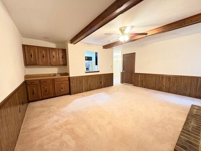 Building Photo - 3 BED / 2 BATH SINGLE FAMILY