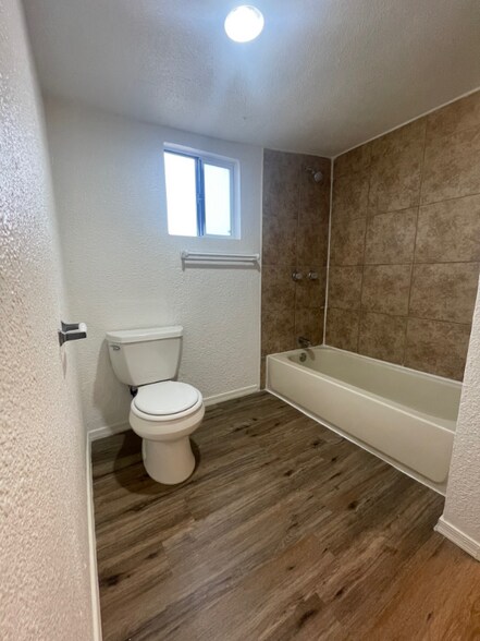 Building Photo - 555 W Suni Dr