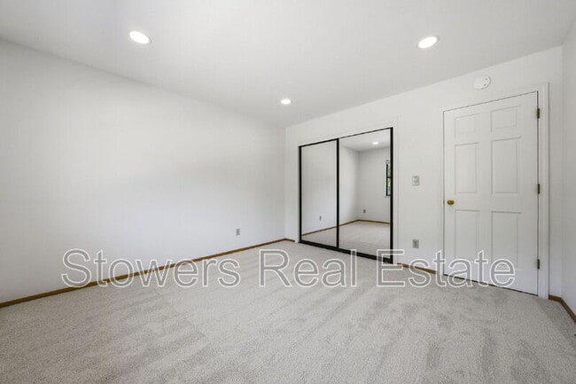 Building Photo - 618 Banister Ln