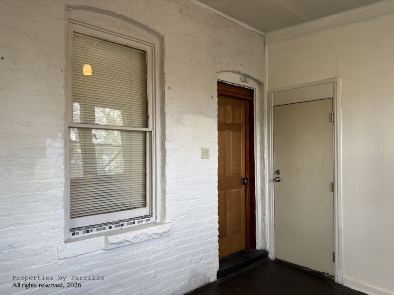 Mud Room: 2nd Fl. 1514 West Balmoral Ave. - 1514 W Balmoral Ave