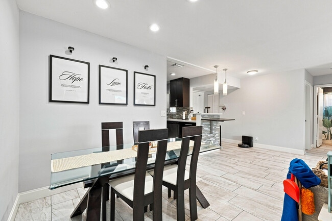Building Photo - 2581 Carambola Cir N