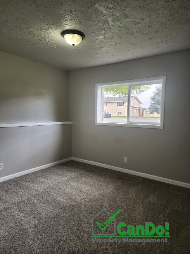 Building Photo - Newly remodeled 2 bedroom, 1 bathroom apartment in Blackfoot with Fiber Internet- Available in Oc...