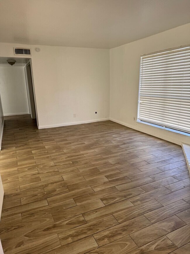 Building Photo - 3 bed, 2 bath, second floor condo