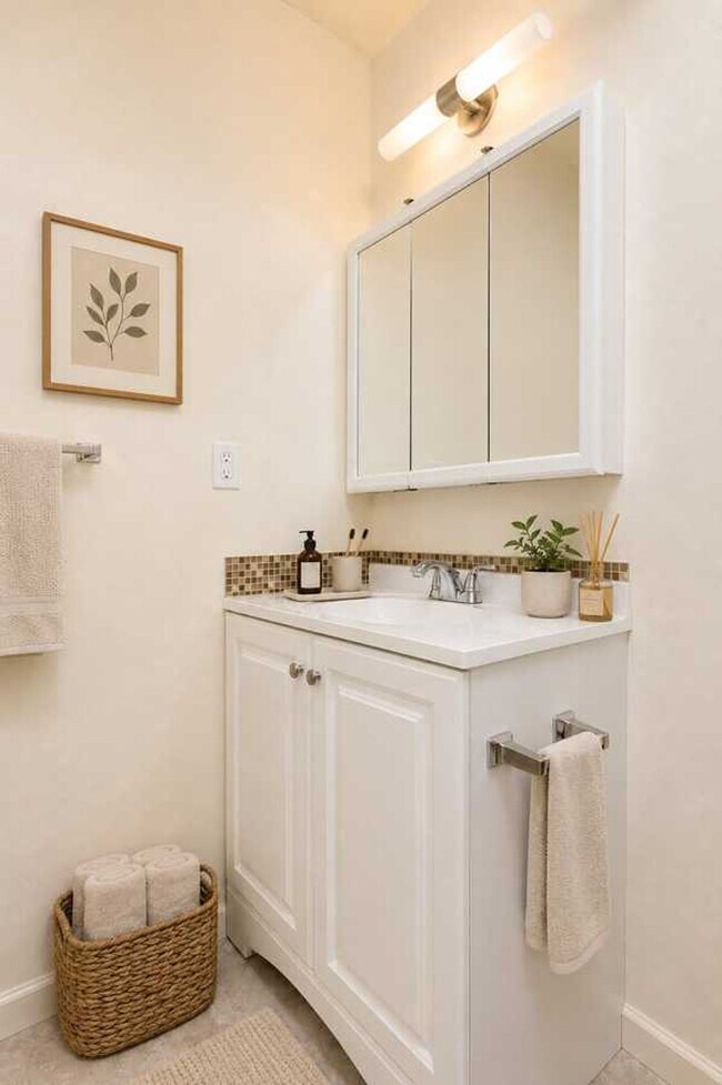 Building Photo - North Beacon Hill 1 Bedroom Apartment for Rent | Beacon Hill Light Rail Access, Balcony, Hardwood...