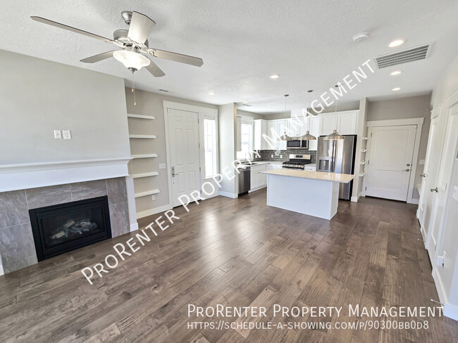 Building Photo - Modern 3 Bed, 2.5 Bath Sandy Townhome