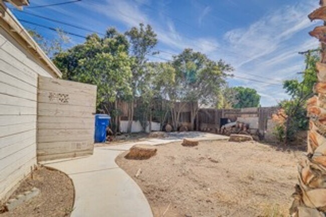 Building Photo - 627 Arvin St