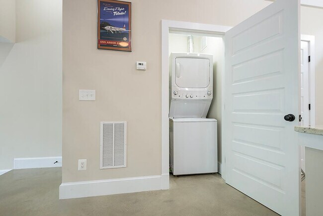 Building Photo - 717 F St NE