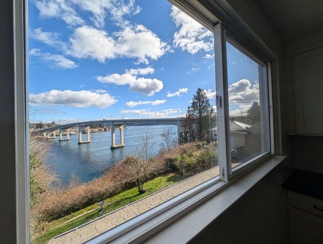 Building Photo - 3 Bedroom Bremerton Charmer with Stunning ...