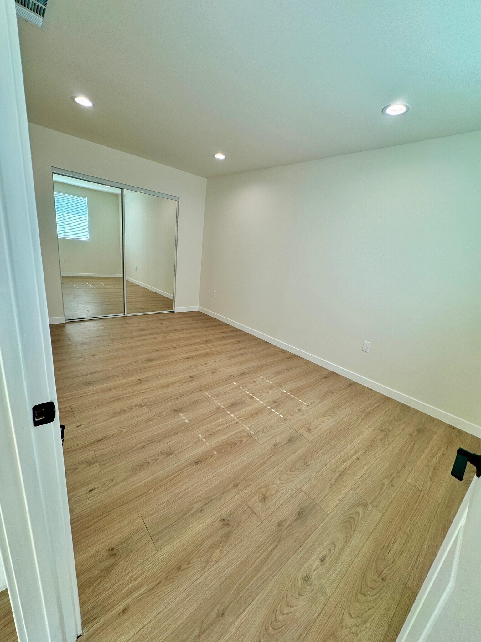 Building Photo - 15024 Vose St