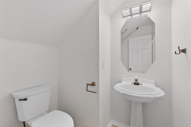 Building Photo - 2050 Ashbourne Dr