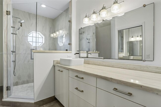 Building Photo - 6582 Via Regina