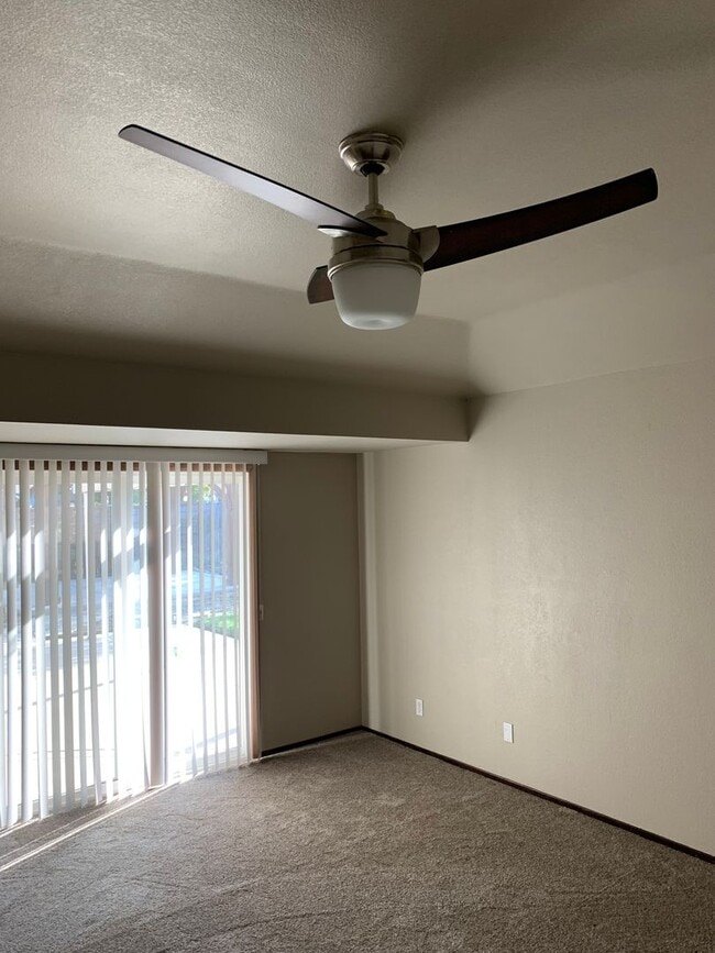 Building Photo - 3 Bedroom 2 Bath Home