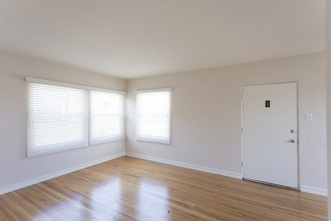 Building Photo - Charming 1 BR Corner Unit With Onsite Laun...