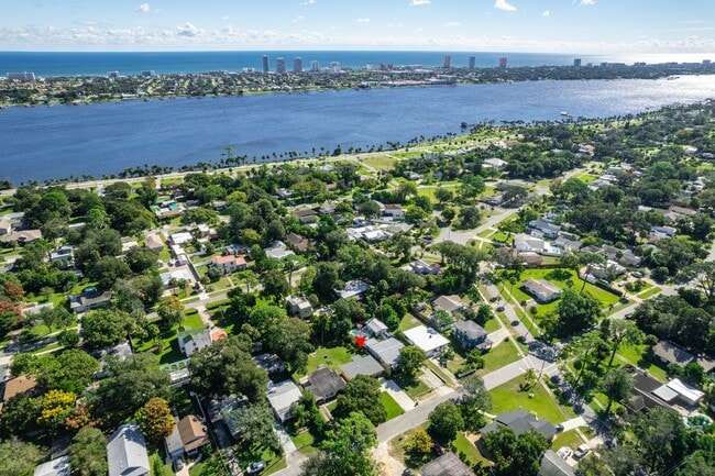 Building Photo - Charming 3Bed 2bath Nestled in the heart o...