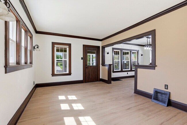 Building Photo - 3 Bedroom Fond Du Lac House