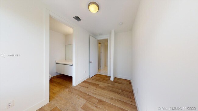 Building Photo - 16580 Sunset Way