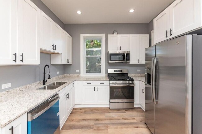Primary Photo - 2 bedroom in Chicago IL 60612