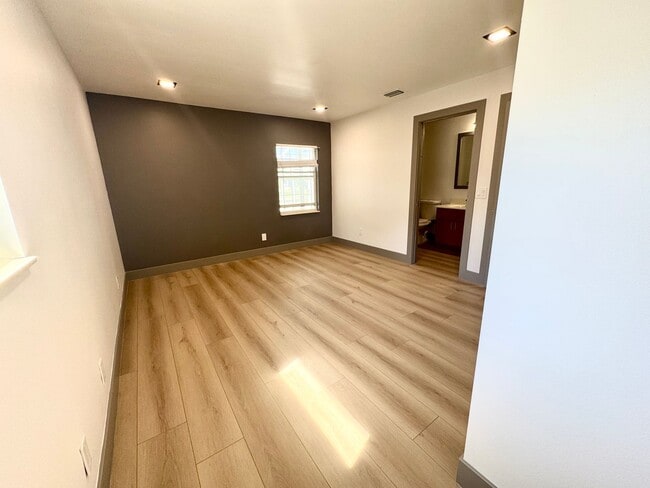 Building Photo - 2bd 2bath newly remodeled townhouse - Avai...