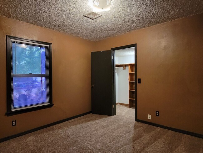 Building Photo - Quaint Home In El Reno