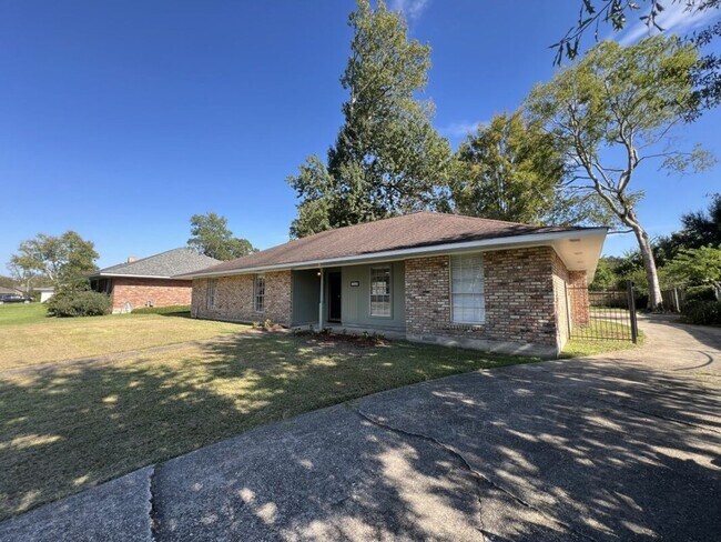 Building Photo - Newly renovated Single-Family Home in Shenandoah Estates Subdivision!