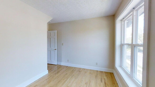 Building Photo - 1379 Indianola Ave