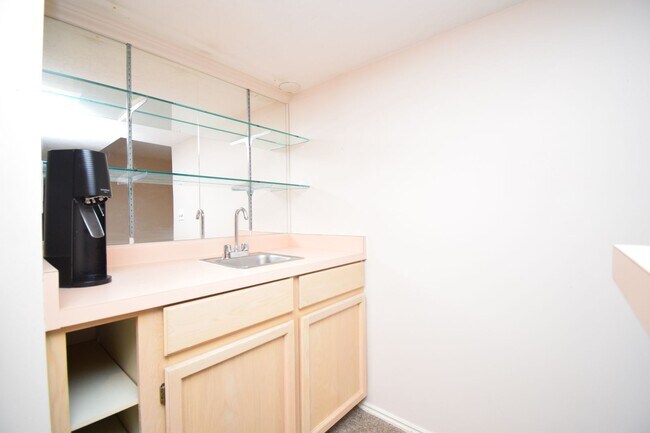 Building Photo - 2122 Rainbow Point Dr