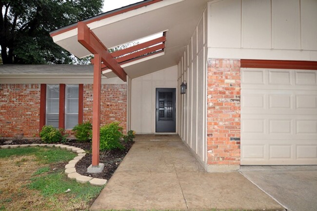 Building Photo - Spacious 3-2-2 home in Hurst!