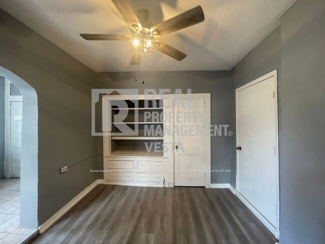 Building Photo - Charming One Bedroom Apartment