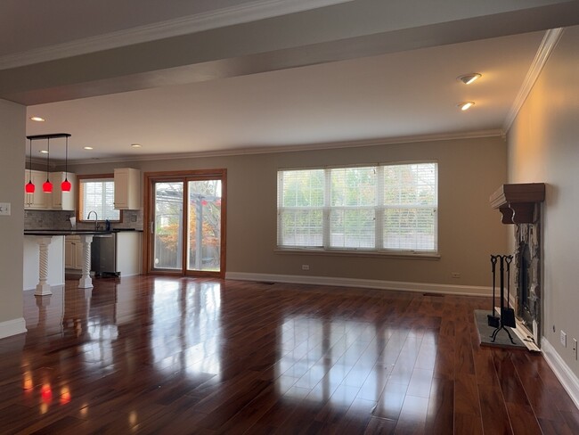 Building Photo - 552 Fairfax Ln