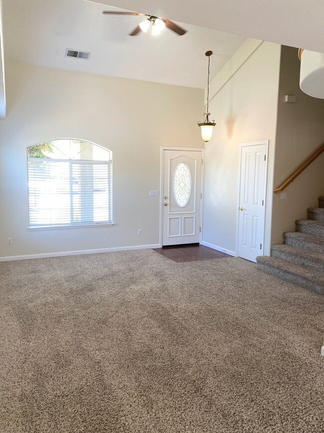 Building Photo - 4 Bed 2.5 Bath Family Home