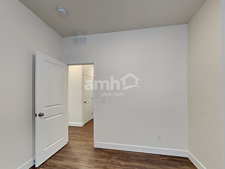 Building Photo - 2010 N Oconner Ave