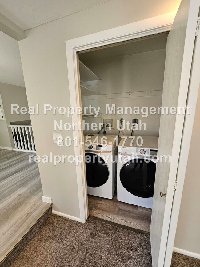 Building Photo - Lovely 5 Bedroom Home in Layton Available Now!