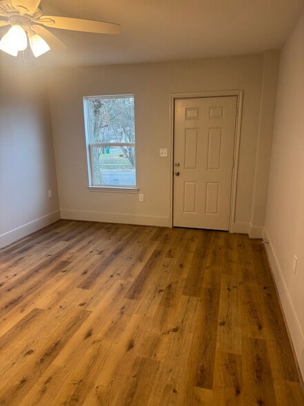 Building Photo - 207 Laurel Ln