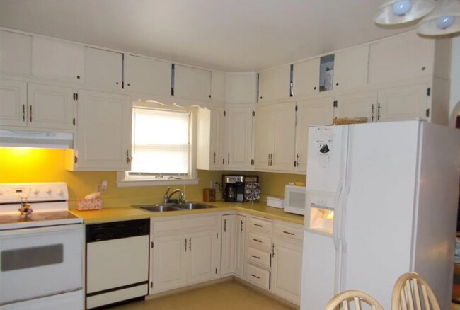 Building Photo - Call this home your HOME!